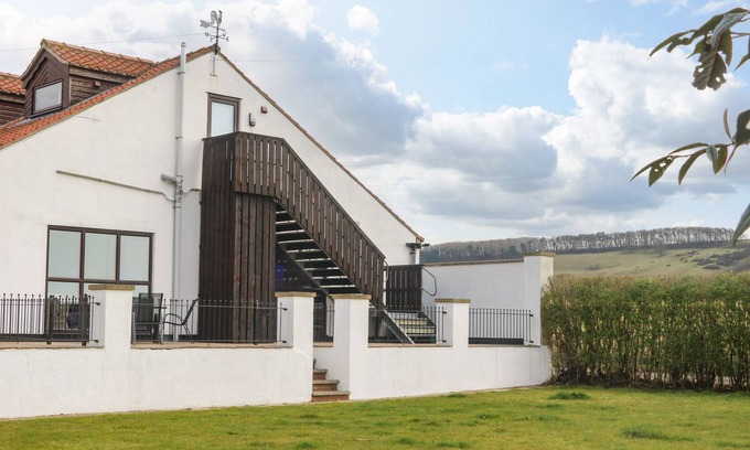 West Heslerton House | WEST COTTAGE, pet friendly, with pool in Rillington