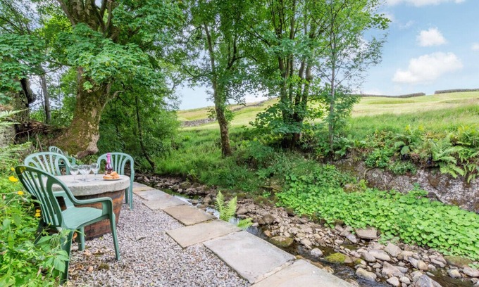 Worton House | West Cottage - Two Bedroom House, Sleeps 4