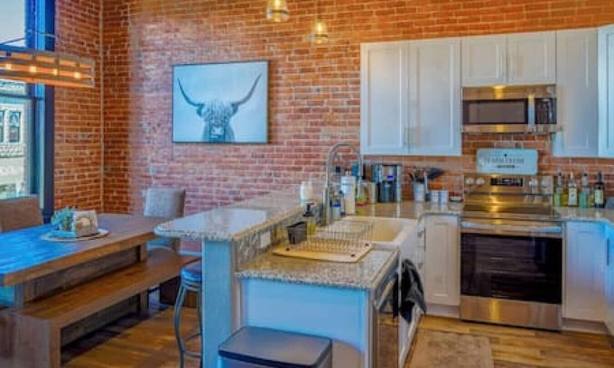 Baker City Apartment | West Empire Theatre Loft, Gorgeous Space on Main Street for 4! Local Golfing 50% Off!