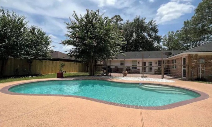 Beaumont House | West End Beaumont Home with Pool