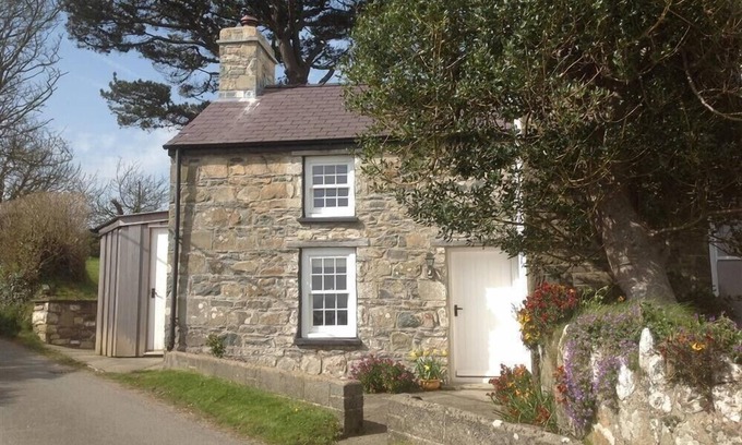 Newport Cottage | WEST END COTTAGE, romantic, with open fire in Newport, Pembrokeshire
