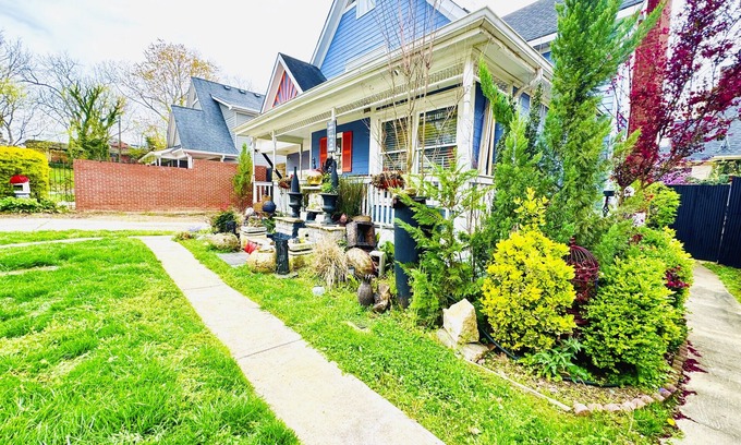 West End House | West End Historic home with private backyard oasis in the heart of the city
