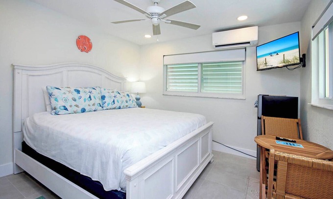 Tradewinds Cottage | West End Paradise Sanddollar 7 - Quaint Hotel Style Room near the Beach
