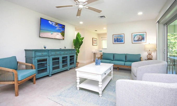 Tradewinds Cottage | West End Paradise Unit 2 Seahorse 3 - two bedroom suite w/water views