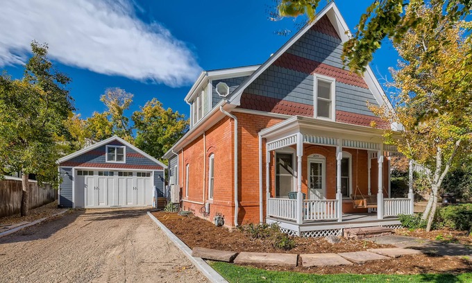 Downtown House | West End Pearl - 3 Bedroom/3 Full Bathroom Home