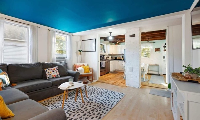 Portsmouth House | West End | Pet-Friendly | Fenced-in Yard | Grill