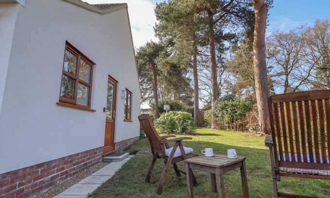 Martlesham Cottage | WEST END, with a garden in Martlesham Village