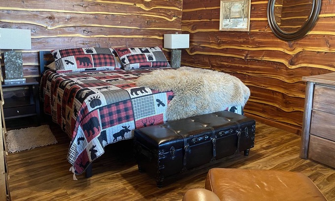 Oscar Cabin | West Haven Cabins - quiet country setting BLK