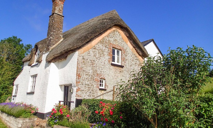 Crediton Cottage | WEST HENSTILL HOUSE, pet friendly, with open fire in Sandford, Devon