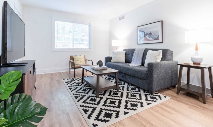 Lindridge-Martin Manor Apartment | West Home | Charming and Cozy 2 Beds Apartment