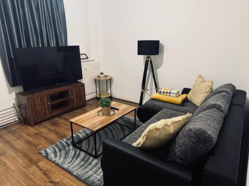 Crewe Apartment | West House - by Eazystays