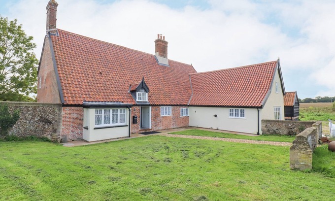 Leiston Cottage | WEST HOUSE FARM, family friendly, with open fire in Leiston