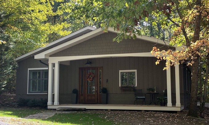 Ashley Oaks House | West Knoxville - Guest Cottage in Private Wooded Neighborhood