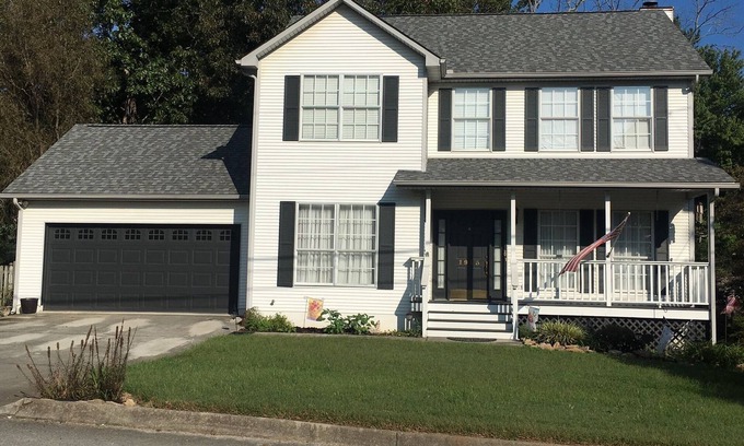 Ashley Oaks House | West Knoxville’s Modern Home Dog Friendly-Crib Easy Access UT-Airport-Oak Ridge