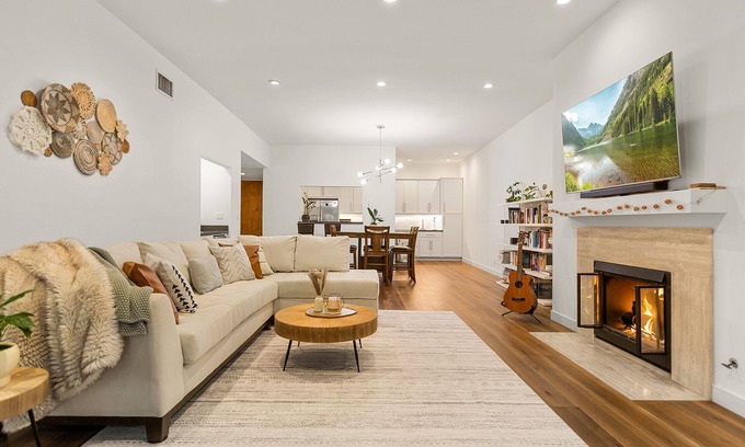 West Los Angeles Apartment | West LA Luxury 2BD/2BA w/Patio, Parking, W/D+Pool