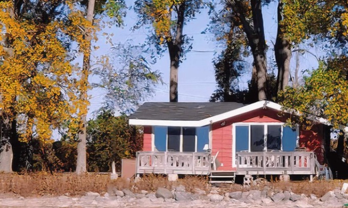 Picton Cabin | West Lake Waterfront Swimming - Free Pontoon Boat!