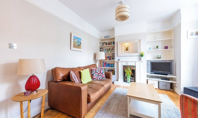 Askew Apartment | West London Gem Chic 1BD Patio Flat Retreat