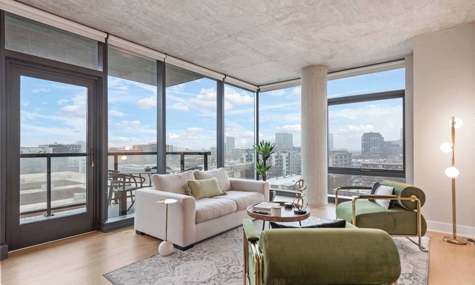 West Loop Apartment | West Loop High-End 2BR: Walkable, City Views