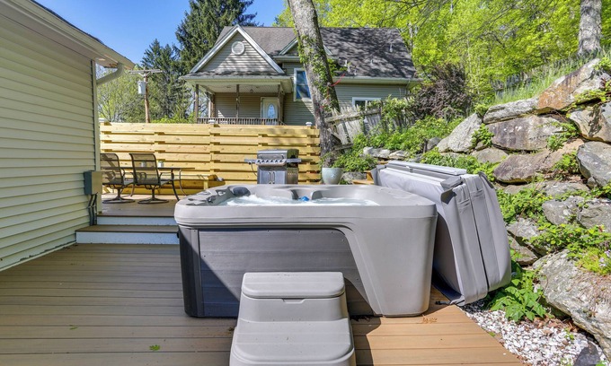 West Milford House | West Milford Home Near Lake - Swim, Kayak & More!