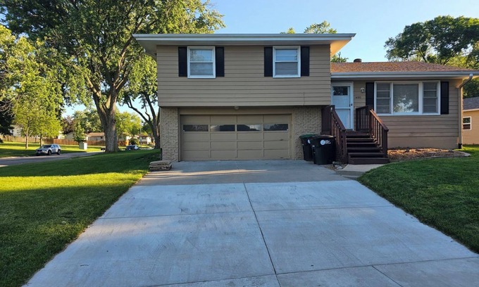 Millard House | West Omaha home. clean, nice & safe ! Near a park