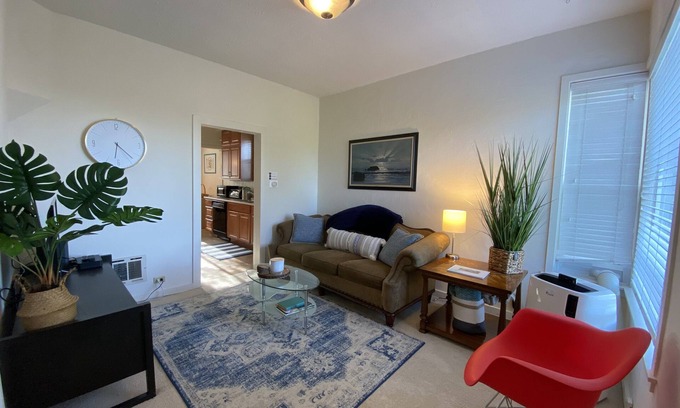 North Delridge House | West Seattle Cottage with Space needle & Dt Seattle views. Parking & AC.
