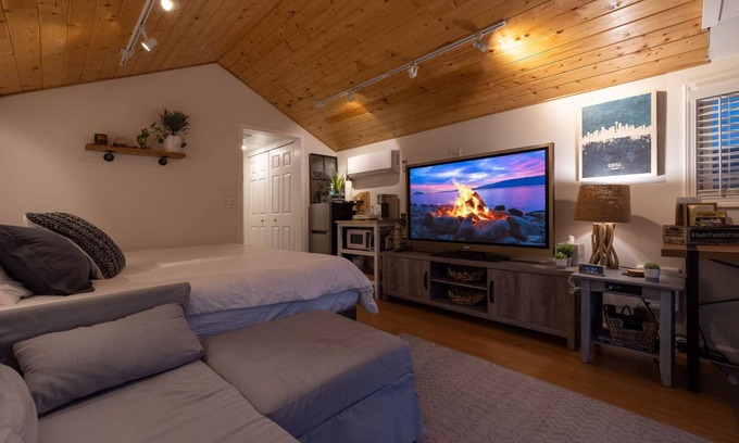 Roxhill Apartment | West Seattle Driftwood Cottage