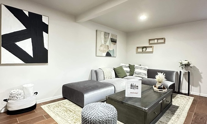 Fairmount Park House | West Seattle Suite! 2 BDRMS, FREE Parking!