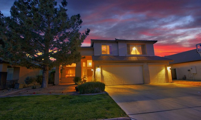 Fletcher Heights House | *West-Side Oasis Professionally sanitized