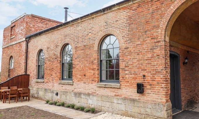 Retford Cottage | WEST STABLE, character holiday cottage, with open fire in Retford