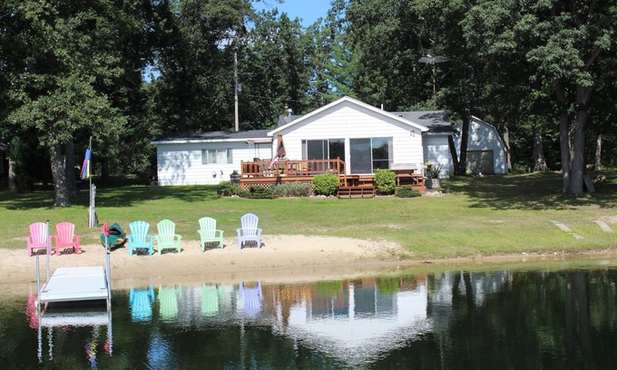 St. Helen Cottage | West Twin Lake Beach Hotel in Saint Helens, MI