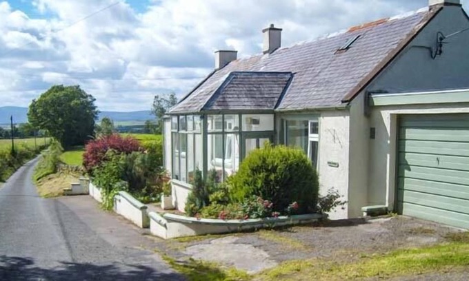 Torthorwald Cottage | WEST WINDS, pet friendly, with a garden in Torthorwald