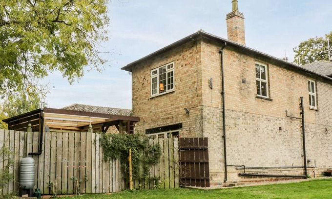 Full Sutton Cottage | WEST WING APARTMENT, romantic, with hot tub in Stamford Bridge