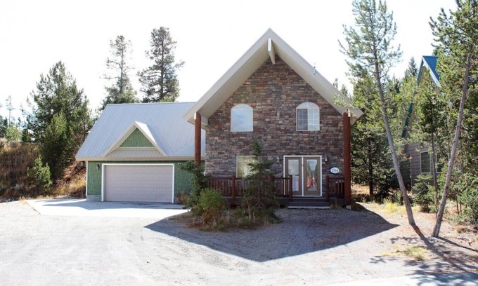 Island Park Cabin | West Yellowstone · 3 Smart TVs Hot Tub Golf Course Yellowstone