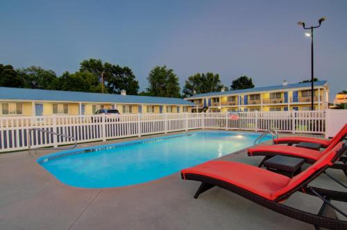 Clinton Hotel | Westbridge Inn & Suites