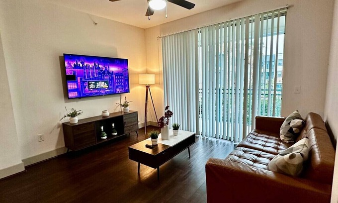 Woodlake - Briar Meadow Apartment | Westchase Cheerful Modern 2 king Long term