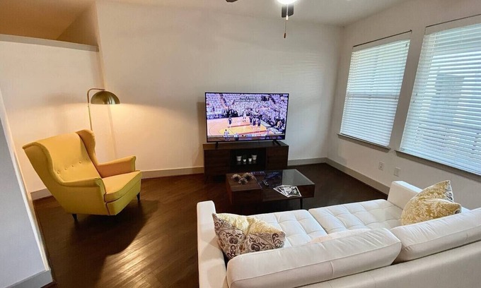Woodlake - Briar Meadow Apartment | Westchase Long term Pool King Bed fully equipped