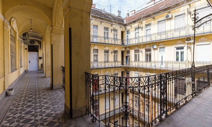 Ujlipotvaros Apartment | Westend 1-bedroom apartment with AC, WiFi in delightful Budapest
