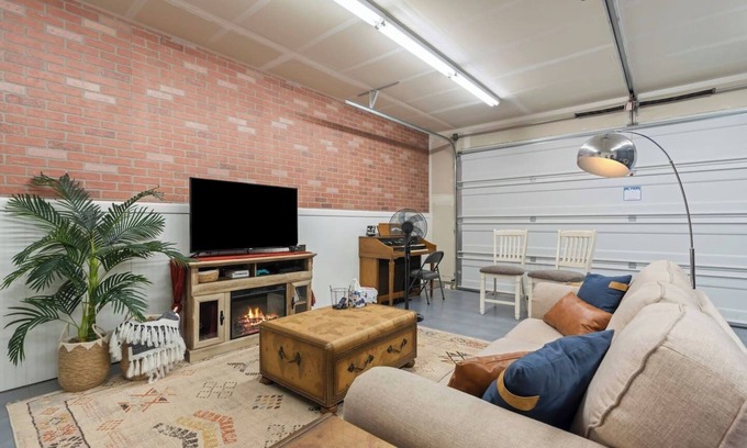 Caldwell House | Western Explorer Two Homes Sleeps 20!
