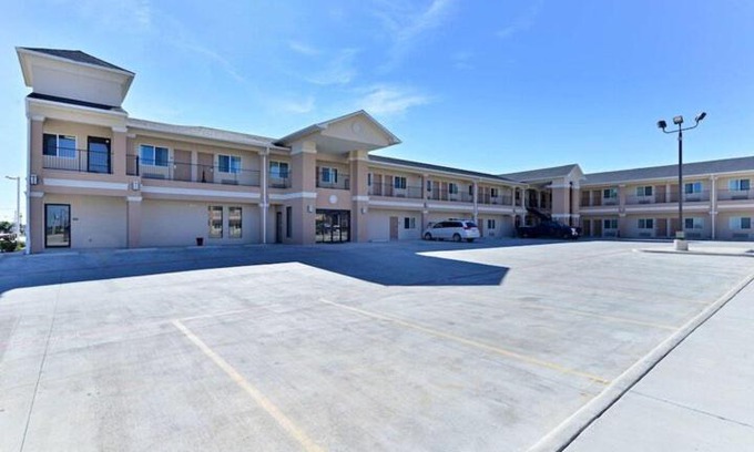 Carrizo Springs Hotel | Western Inn & Suites