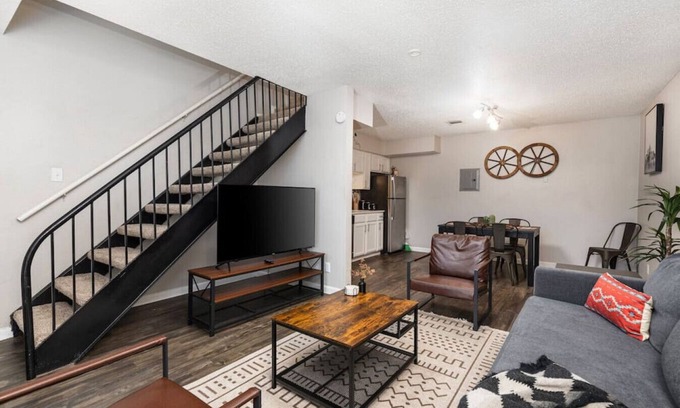Fort Worth Apartment | Western Modern 2 Story Townhome - Pool, Gym, Park