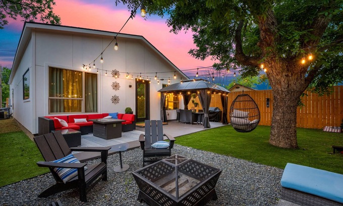 West Dallas House | Western Oasis - Chic New 6BR 10-min from Downtown