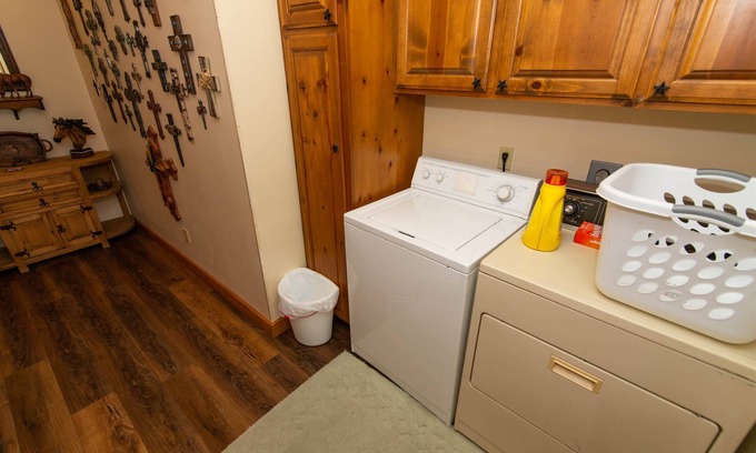 Lake Hatcher Park House | WESTERN RETREAT - Across from the Lake!