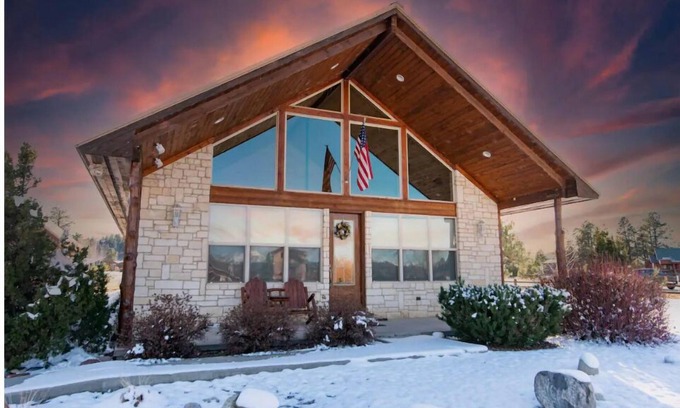 Lake Hatcher Park House | Western Retreat Across From the Lake
