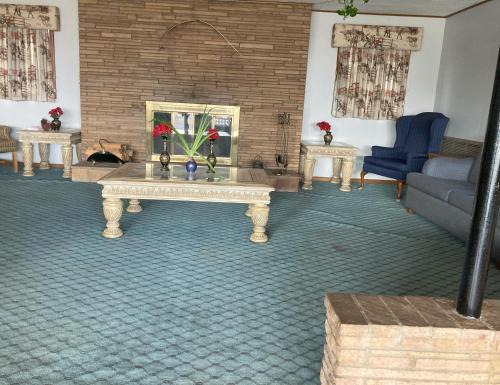 Clarendon Hotel | western skies motel