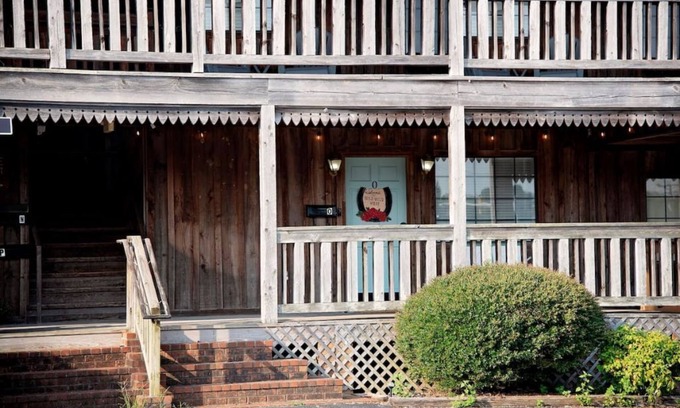 Lexington Apartment | Western Themed 1 bedroom, great location.