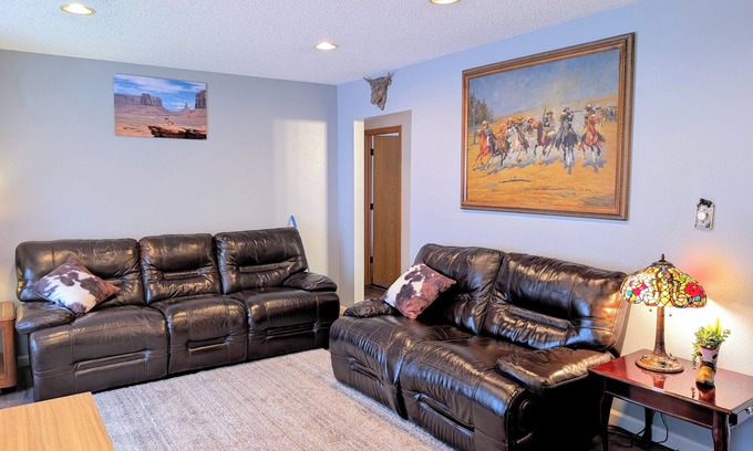 Des Moines House | Western themed 5 bedrooms 2 full baths. Walking distance to Iowa State Fair