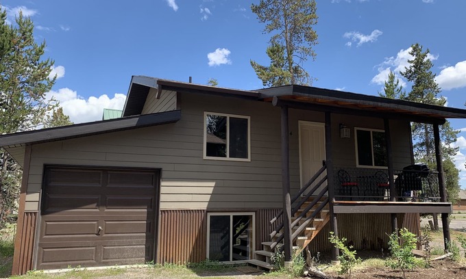 West Yellowstone House | Western themed Cabin in Quiet neighborhood - 1 mile to Yellowstone Park!