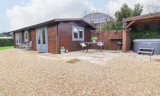 Scawton Cottage | WESTFIELD LODGE, romantic, with hot tub in Sheriff Hutton