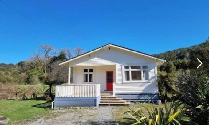 Taylorville House | Westie on the West Coast - Private, Free WIFI, Entire Cottage