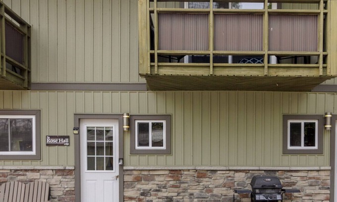 Bloomfield House | Westlake Cottages The Rosehall PEC Waterfront Stay